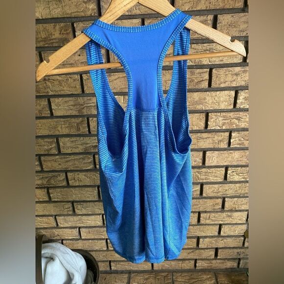 Two medium Danskin tanks‎ - Picture 2 of 9